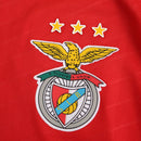 Camisola Benfica com escudo e três estrelas, representando o orgulho do clube na temporada 2024/25.