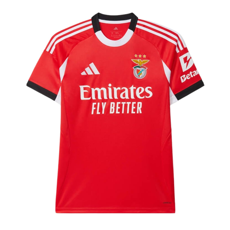Camisola titular do Benfica 2025/26 Adidas, em vermelho encarnado com gola branca e preta, e escudo do clube no peito.