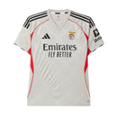 Camisola secundária do Benfica 2025/26 Adidas em bege com padrão de rede, detalhes encarnados e punhos vintage a preto e branco.