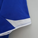 Detalhe da Camisola Brasil Away 04/06 Retro, destacando a cor azul e a malha respirável, ideal para torcedores.