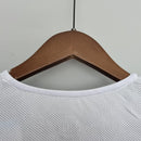 Camisola Brasil Away 04/06 Retro pendurada em cabide, com detalhes de malha e gola branca.