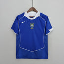 Camisola Brasil Away 04/06 Retro na cor azul, com detalhes em branco e emblema da seleção brasileira.