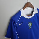 Camisola Brasil Away 04/06 Retro, destacando o logo da seleção e a cor azul característica.
