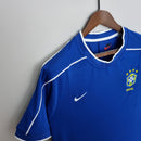 Camisola Brasil Away 1998 Retro de futebol, azul, logo da Nike e Brasil em destaque.