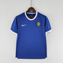 Camisola Brasil Away 2006 Retro em azul com detalhes em branco e escudo da seleção brasileira.