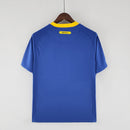 Camisola Brasil Away 2010 Retro na cor azul, vista traseira, destacando a etiqueta 'BRASIL' na gola.