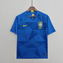Camisola Brasil Away 2018 Retro na cor azul com detalhes em amarelo e logo da seleção brasileira