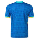 Camisola Brasil away 24/25, vista traseira com design listrado em azul e detalhes em amarelo e verde.