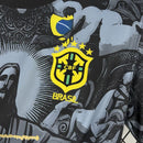 Camisola Brasil com estampa artística e logo da CBF, representando identidade visual contemporânea.