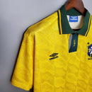 Camisola Brasil Home 91/93 Retro, camiseta amarela com detalhes verdes e logotipo Umbro.