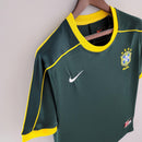 Camisola Brasil Home 98/99 Retro com detalhes em verde e amarelo, da Nike, representando o estilo clássico do futebol brasileiro.