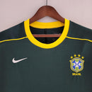 Camisola Brasil Home 98/99 Retro, detalhe do colarinho e logo da seleção, com estampa em amarelo e azul.