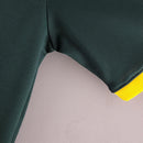 Detalhe da manga da Camisola Brasil Home 98/99 Retro, destacando a cor verde e detalhes em amarelo.