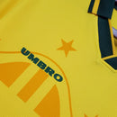 Camisola Brasil Home Jersey 1994 Retro, detalhe da camisa com logo Umbro e estrelas em fundo amarelo.