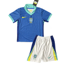 Camisola Conjunto Infantil Brasil away 24/25 com camiseta listrada azul e shorts brancos.