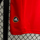 Camisola Espanha home 2010 Retro com logo da Adidas em fundo vermelho.