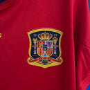 Emblema da camisola Espanha home 2010 Retro com detalhes vibrantes e cores da bandeira.
