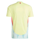 Camisola Espanha away 24/25 Amarelo, vista traseira com detalhes em vermelho e design moderno.