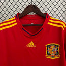Camisola Espanha home 2010 Retro em vermelho com detalhes em amarelo e escudo da Espanha.