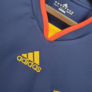 Camisola Espanha Mundial Home 2010 Retro, detalhe do logo Adidas em azul e amarelo.