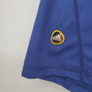 Logo da Adidas na camisola Espanha Mundial Home 2010 Retro, destacando a tradição esportiva.