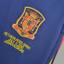 Detalhe da camisola Espanha Mundial Home 2010 Retro com escudo e data do jogo contra a Holanda.