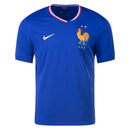 Camisola França home 24/25 Azul com detalhes em vermelho e branco, logo da Nike e emblema da seleção francesa.