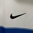 Logo da Nike em uniforme Inter de Milão Away 09/10 Retro, com detalhes em azul e branco.