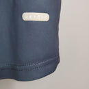 Detalhe da camisa PSG Away 01/02 Retro Azul Olympic, destacando a etiqueta ORI-FIT na parte inferior.