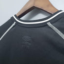 Gola da camisa retro Manchester United Home 00/02 em detalhe, com logo da Umbro em cor contrastante.