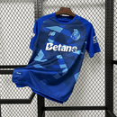 Camisola Halloween FC Porto INVICTA azul 2024/25 exposta em fundo de grade, destaque no design e logotipo da marca.