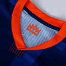 Camisola Holanda away 24/25 com detalhes em laranja e azul, modelo de Memphis