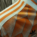 Camisola Holanda home 88/89 Retro com detalhes laranja e logo adidas na parte inferior.