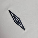 Detalhe do bordado da marca em uma camisola de futebol Camisola Inglaterra home 2005 Retro.