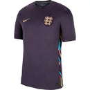 Camisola Inglaterra away 24/25 Roxo da Nike, estilo moderno com detalhes coloridos e logo da seleção.