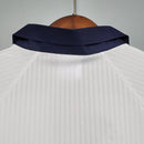 Camisola Inglaterra home 1998 Retro com detalhes em gola azul marinho e listras brancas.