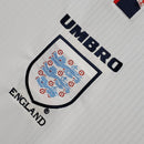 Detalhe da camisola Inglaterra 1998 Retro com logo Umbro e escudo da seleção inglesa.