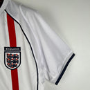 Camisola Inglaterra home 2002 Retro com detalhes em vermelho e brasão da Inglaterra.
