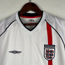 Camisola Inglaterra home 2002 Retro com detalhes em vermelho e escudo da seleção na frente.