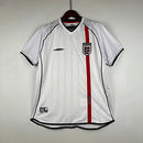 Camisola Inglaterra home 2002 Retro em fundo neutro, ideal para fãs de futebol que buscam estilo e conforto.