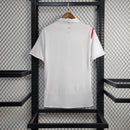 Camisola Inglaterra home 2005 Retro mostrando a parte de trás em fundo neutro com detalhes em vermelho.