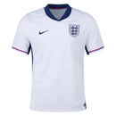 Camisola Inglaterra home 24/25 da Nike, modelo em branco com detalhes em azul e escudo da seleção inglesa.