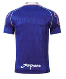 Camisola Japão Home 1998 Retro, com design em azul e detalhes flamejantes, vista traseira.