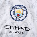Camisola Manchester City Home 2025 KidSuper x CWC, logotipo do Manchester City e patrocínio da Etihad Airways.