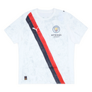 Camisola Manchester City Home 2025 KidSuper x CWC com detalhes em vermelho e preto e logo da equipe.