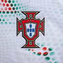 Emblema da Federação Portuguesa de Futebol na camisola Portugal away 25/26.