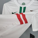 Camisola Portugal Away 2012 Retro com detalhes em verde e vermelho, perfeita para fãs de futebol.
