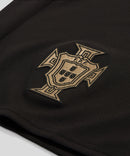 Camisola Portugal Edição Especial Pantera Negra com detalhe do emblema da seleção portuguesa.