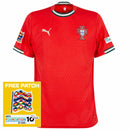 Camisola Portugal home 25/26 com patch da Liga das Nações, modelo da Puma em vermelho, disponível na OLYMPIC STORE.