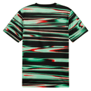 Camisola Portugal pré-jogo 25/26 com design moderno e cores vibrantes, parte traseira em padrão listrado.